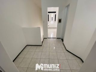 Aluga-se Casa com 2 Andares - Bairro Suíssa!