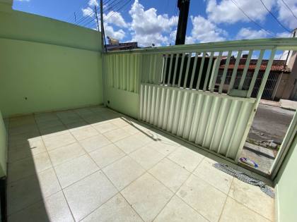 CASA C/ DOIS PAVIMENTOS NA RUA PADRE CALDAS
