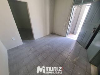 ALUGA-SE CASA NA RUA RAFAEL DE AGUIAR
