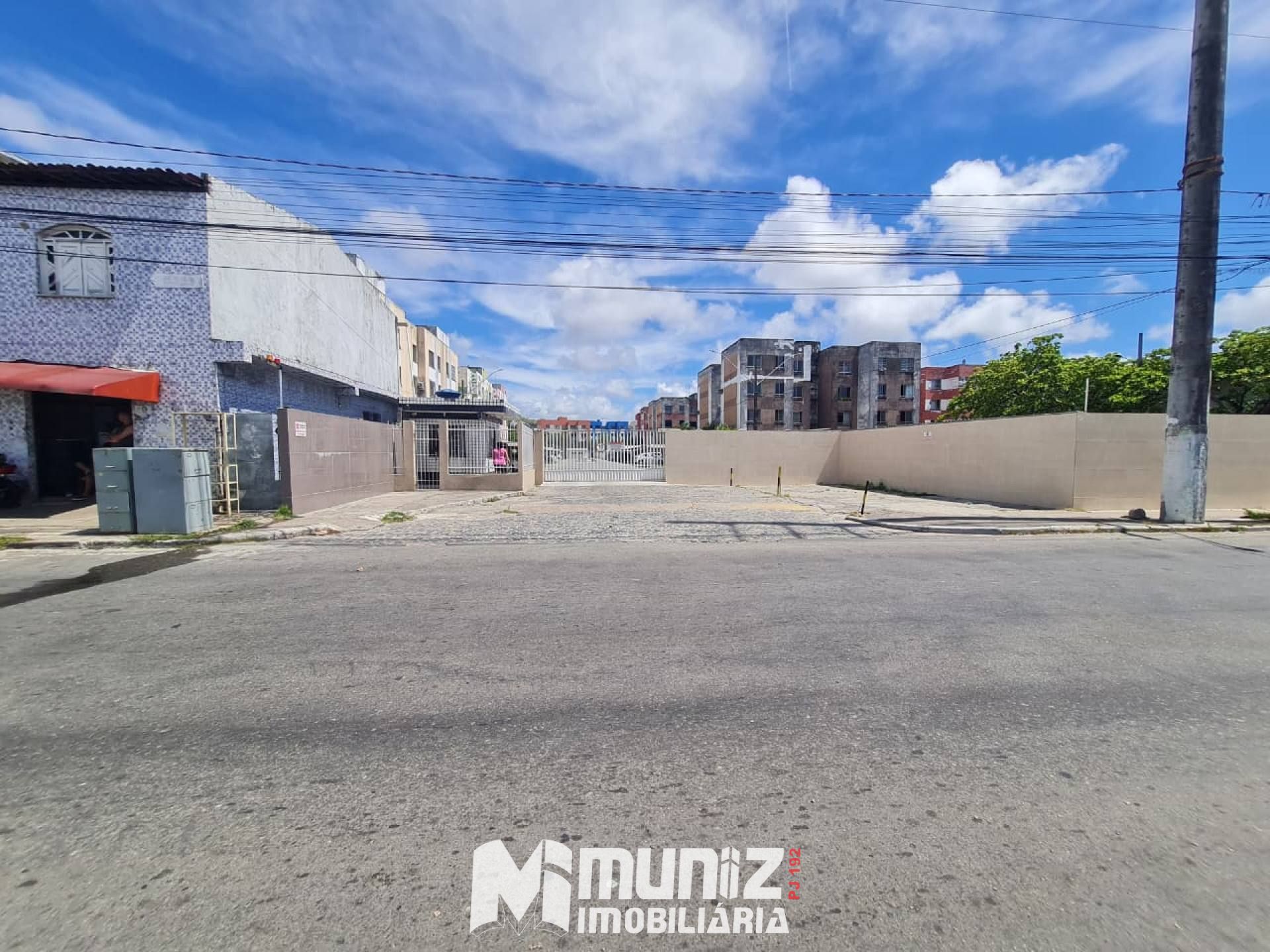 ALUGA-SE APT NO 18 DO FORTE