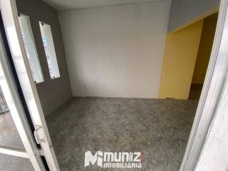 ALUGA-SE CASA NA FAROLÂNDIA
