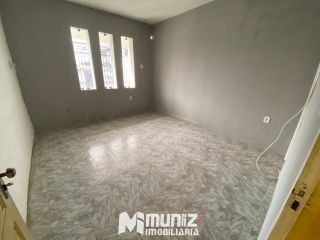 ALUGA-SE CASA NA FAROLÂNDIA