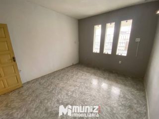 ALUGA-SE CASA NA FAROLÂNDIA