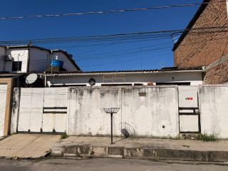 Casa ampla com 4 quartos no Salvador Lyra