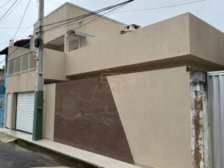 Casa com três quartos sendo duas suítes