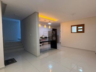 Casa com três quartos sendo duas suítes
