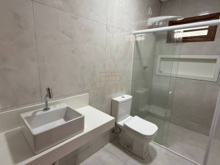 Casa com três quartos sendo duas suítes