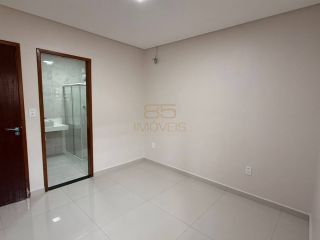 Casa com três quartos sendo duas suítes