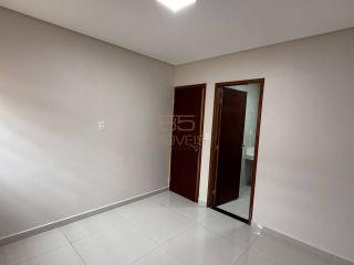 Casa com três quartos sendo duas suítes