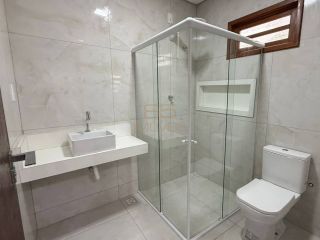 Casa com três quartos sendo duas suítes