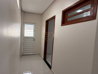 Casa com três quartos sendo duas suítes