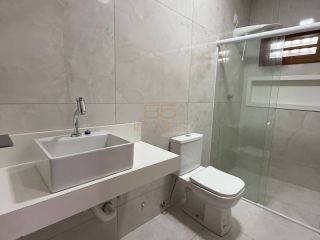 Casa com três quartos sendo duas suítes