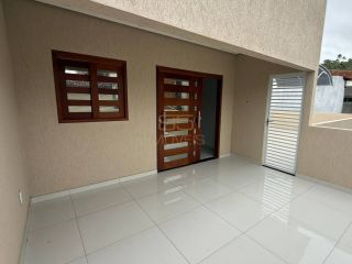 Casa com três quartos sendo duas suítes