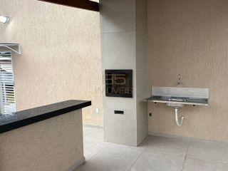 Casa com três quartos sendo duas suítes