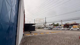 Galpão com 300 m² e amplo estacionamento na Av. Menino Marcelo