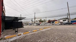 Galpão com 300 m² e amplo estacionamento na Av. Menino Marcelo