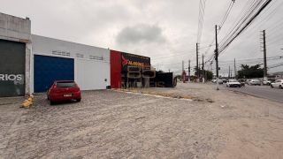Galpão com 300 m² e amplo estacionamento na Av. Menino Marcelo