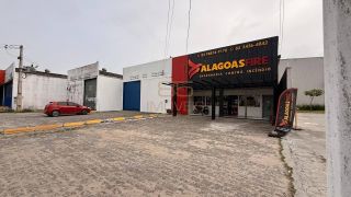 Galpão com 300 m² e amplo estacionamento na Av. Menino Marcelo