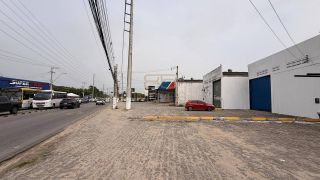 Galpão com 300 m² e amplo estacionamento na Av. Menino Marcelo