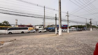 Galpão com 300 m² e amplo estacionamento na Av. Menino Marcelo