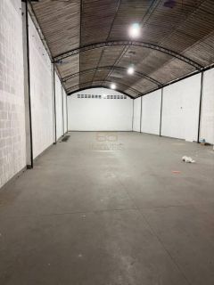 Galpão com 300 m² e amplo estacionamento na Av. Menino Marcelo