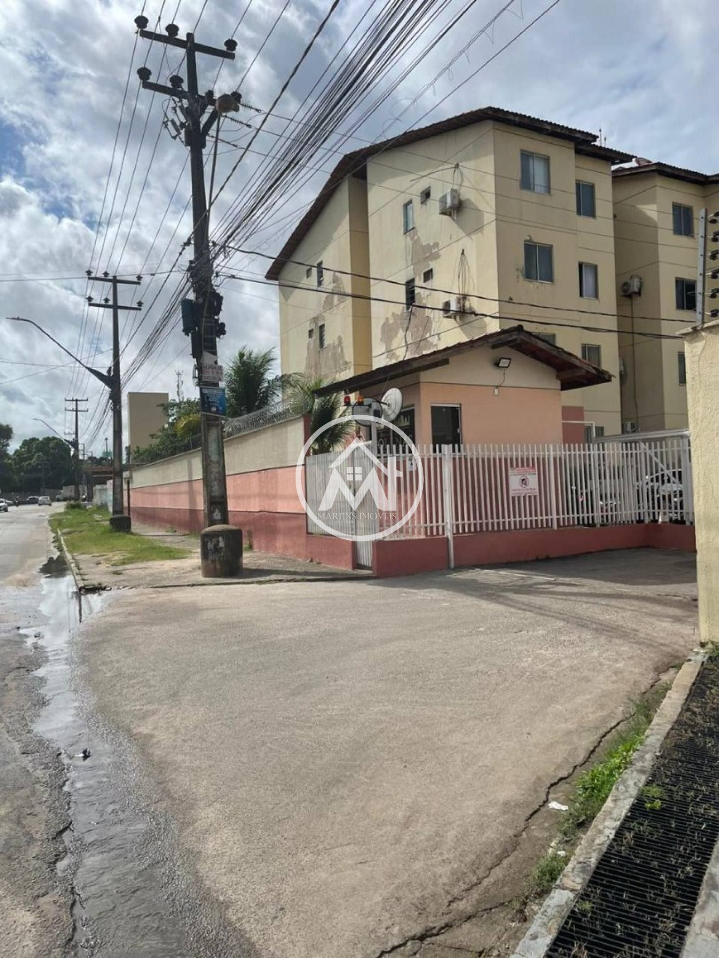 VENDO APARTAMENTO NO TURU NO CONDOMINIO COLINAS NO TERREO