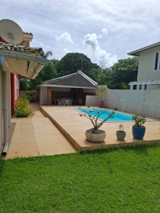 Casa de Condomínio Para Vender com 4 quartos 4 suítes no bairro Guarajuba em Camaçari