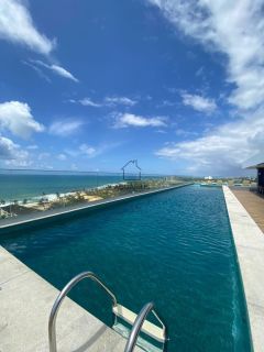 Quarto e sala com super varanda e vista mar