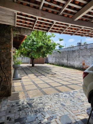 Casa à Venda na Piçarreira, Teresina – 9 Quartos, 3 Suítes e 1.300 m² de Área Total