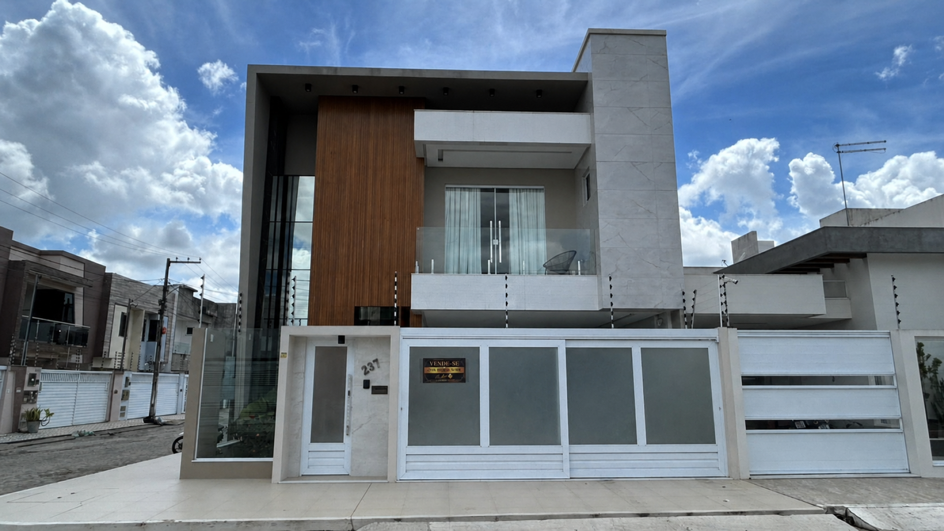 Imóvel de Alto Padrão com 5 quartos 4 suítes no Chiara (Marianga), próximo à Videlli