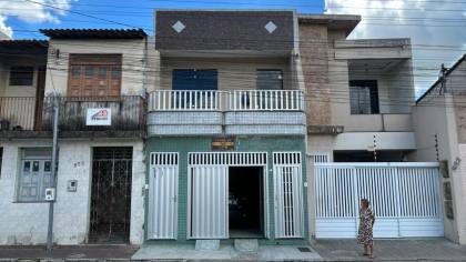 Casa no Centro de Itabaiana com 4 quartos 1 suíte 3 banheiros, e fácil acesso ao comércio.