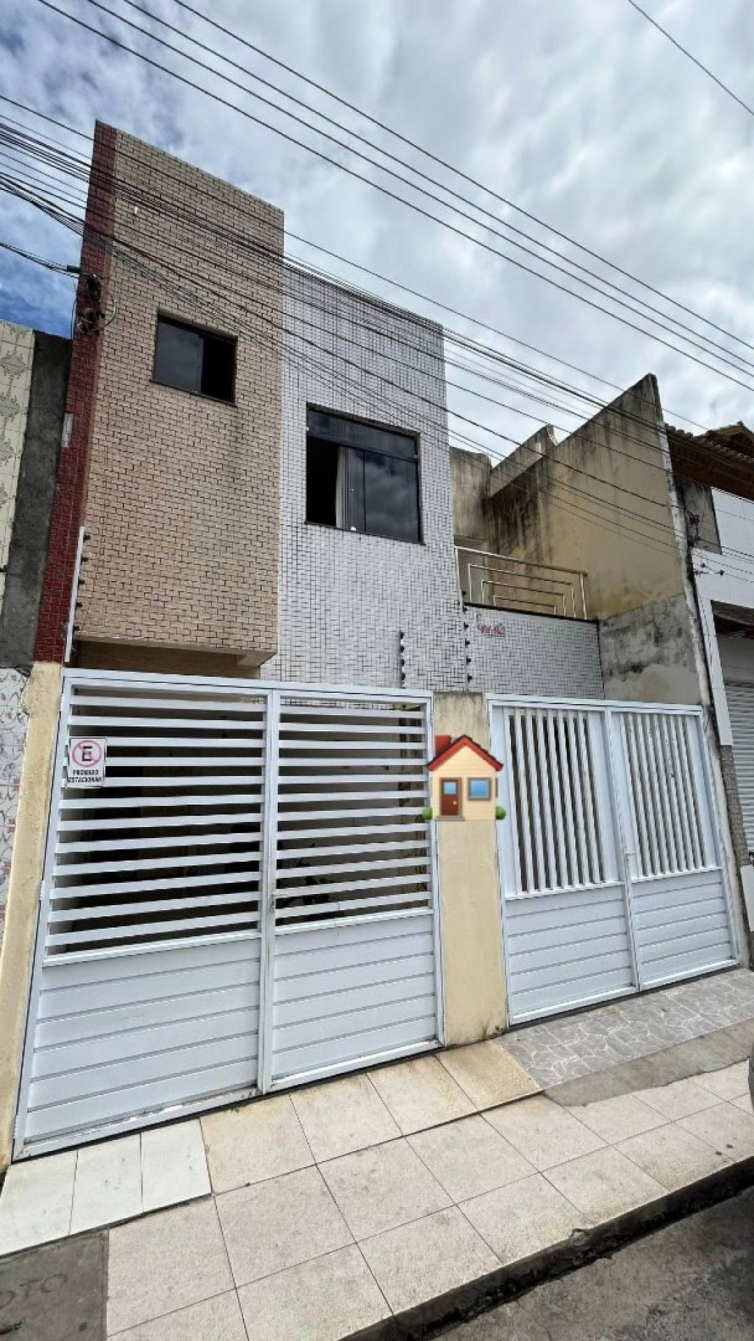 Casa com 2 pavimentos, 6 quartos ao total, e muito mais! No Centro de Itabaiana