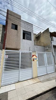 Casa com 2 pavimentos, 6 quartos ao total, e muito mais! No Centro de Itabaiana