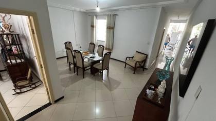 Casa com 2 pavimentos, 6 quartos ao total, e muito mais! No Centro de Itabaiana