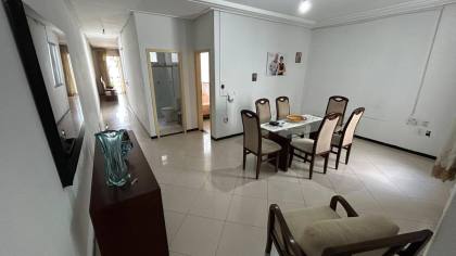 Casa com 2 pavimentos, 6 quartos ao total, e muito mais! No Centro de Itabaiana