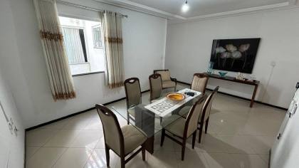 Casa com 2 pavimentos, 6 quartos ao total, e muito mais! No Centro de Itabaiana