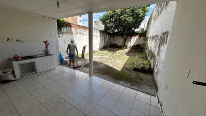 Casa com 2 pavimentos, 6 quartos ao total, e muito mais! No Centro de Itabaiana