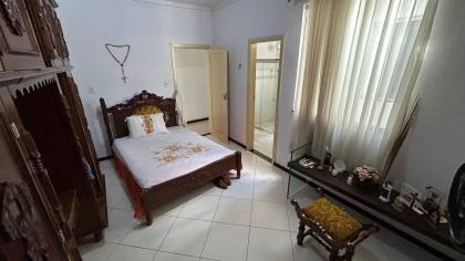 Casa com 2 pavimentos, 6 quartos ao total, e muito mais! No Centro de Itabaiana
