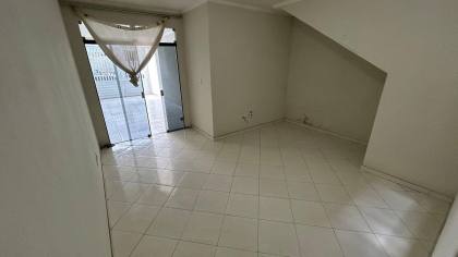 Casa com 2 pavimentos, 6 quartos ao total, e muito mais! No Centro de Itabaiana