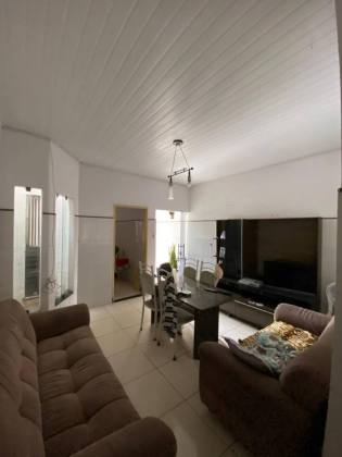 Casa com excelente localização, no Centro de Itabaiana.