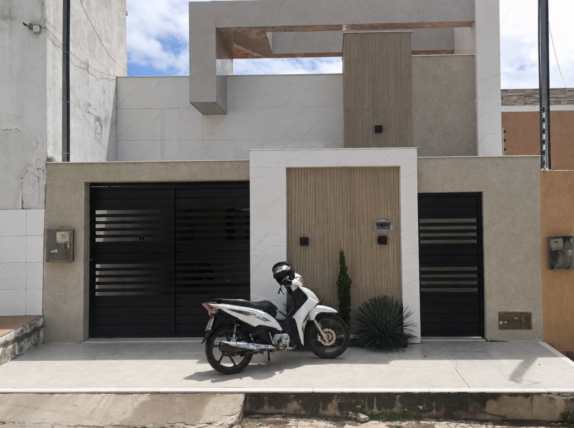 Casa com: 3 quartos, 1 suíte, área gourmet, e com acabamento de alto padrão! No Santa Mônica II
