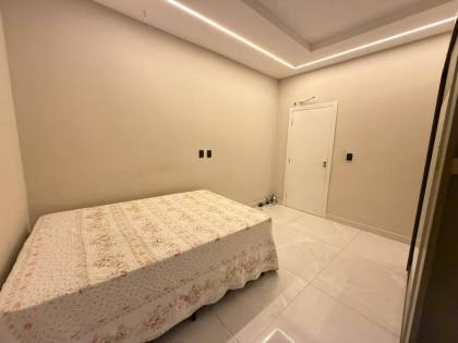 Casa com: 3 quartos, 1 suíte, área gourmet, e com acabamento de alto padrão! No Santa Mônica II