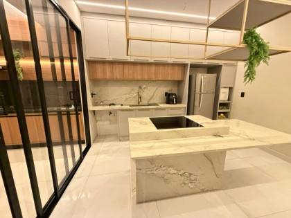 Casa com: 3 quartos, 1 suíte, área gourmet, e com acabamento de alto padrão! No Santa Mônica II