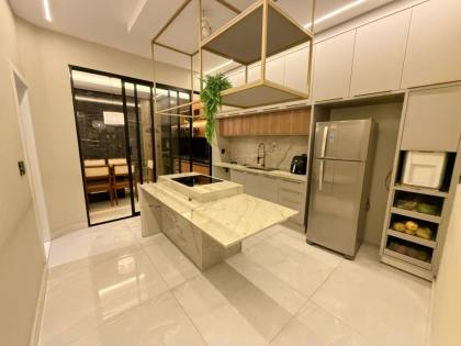 Casa com: 3 quartos, 1 suíte, área gourmet, e com acabamento de alto padrão! No Santa Mônica II