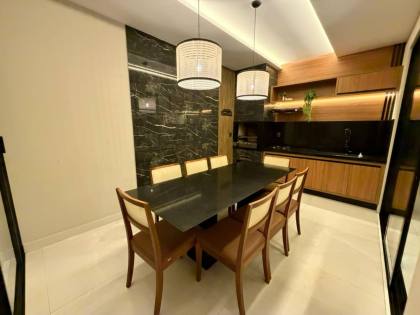 Casa com: 3 quartos, 1 suíte, área gourmet, e com acabamento de alto padrão! No Santa Mônica II