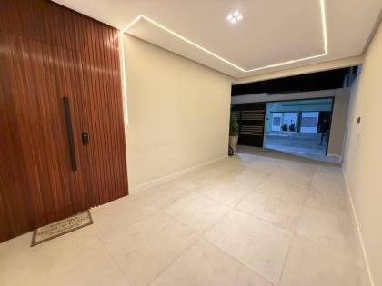 Casa com: 3 quartos, 1 suíte, área gourmet, e com acabamento de alto padrão! No Santa Mônica II