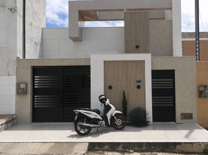 Casa com: 3 quartos, 1 suíte, área gourmet, e com acabamento de alto padrão! No Santa Mônica II