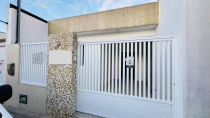 Casa com: 4 quartos, 2 banheiros, e muito mais! No Centro de Itabaiana.