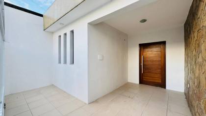 Casa com: 4 quartos, 2 banheiros, e muito mais! No Centro de Itabaiana.