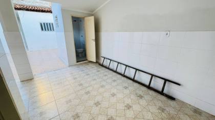 Casa com: 4 quartos, 2 banheiros, e muito mais! No Centro de Itabaiana.